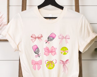 Maglietta Coquette Pickleball da donna, maglietta con fiocco rosa per gli amanti del pickleball, regalo per giocatori di pickleball, maglietta per il giorno della partita, regalo per lei per il pickleball