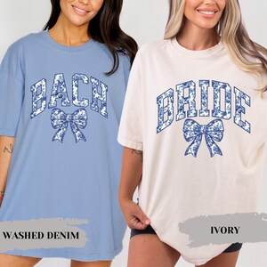 Camisetas de despedida de soltera con lazo de tela, camiseta Chinoiserie Comfort Colors®, camiseta de despedida de soltera con estética femenina con lazo azul, regalo para dama de honor