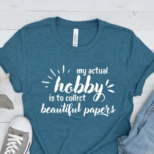 Camiseta para scrapbooking, camiseta engraçada para artesanato em papel, presente para scrapbooker, camiseta para hobby em papel, camiseta para mãe artesã, camiseta para fazer cartões, scrapbook