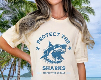 Camiseta de tubarão, camiseta gráfica com visual vintage, presente para amantes de tubarões, camiseta de praia de surfe, respeite os moradores locais, camiseta de férias de verão da Ocean Life para mulheres
