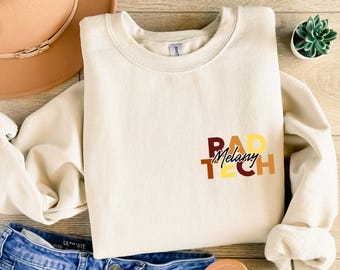 パーソナライズされたRAD TechポケットプリントスウェットシャツカスタムネームRAD Techギフト放射線技師学生卒業ギフトX線技師