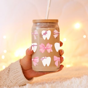 Kokette Mundglas mit Deckel und Strohhalm, Pink Bow Zahnarzt Tasse, Zahnhygieniker, Zahnarzthelferin, Zahnglasdose, Geschenk für Zahnärzte