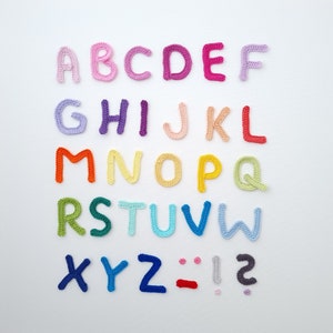 Patrón de crochet en PDF con letras ABC en alemán e inglés, nombre como aplique