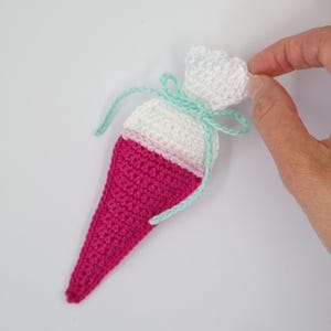 Instrucciones en PDF para tejer a crochet un cono escolar como etiqueta de regalo o decoración de inscripción escolar.