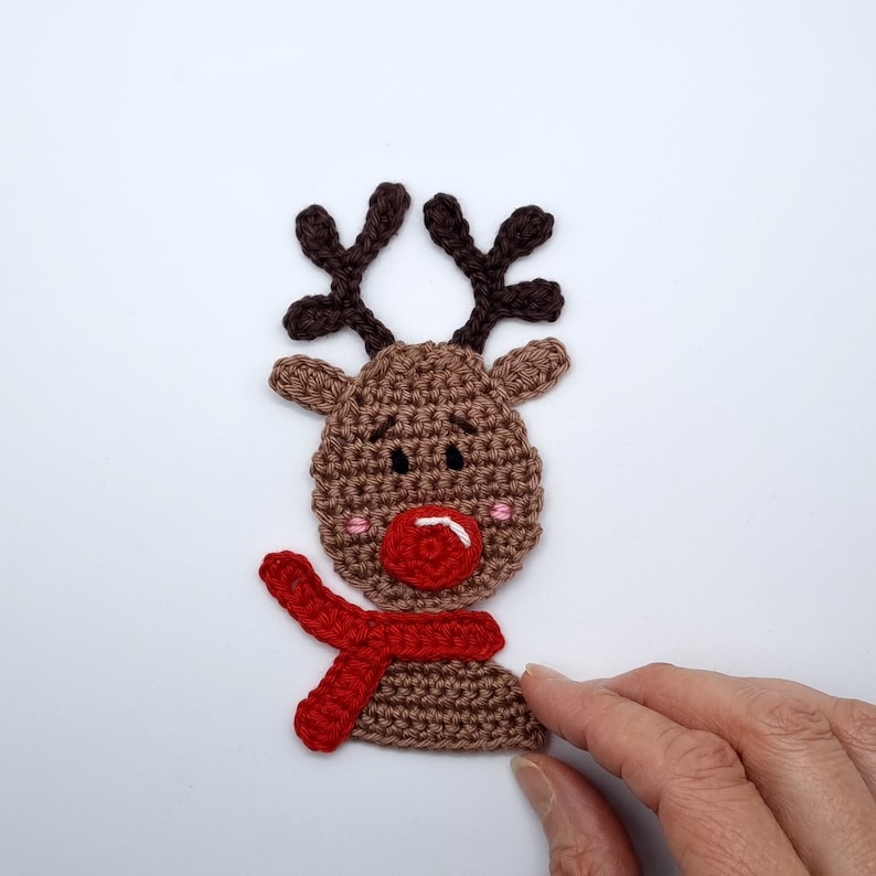 Häkelanleitung für ein gehäkeltes Rentier als Baumschmuck oder Applikation zu Weihnachten
