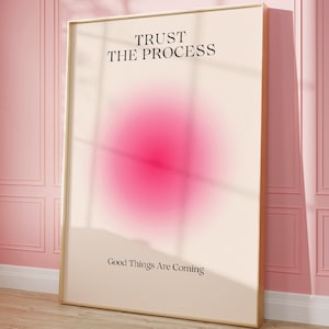 Puede incluir: Un póster motivacional con un círculo degradado rosa en el centro y el texto "TRUST THE PROCESS" en la parte superior y "Good Things Are Coming" en la parte inferior.