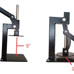 Op de afbeelding: Een zwarte metalen pers met een houten handvat. De pers heeft een basis van 2,5 cm breed en een hoogte van 12,7 cm. De pers is ontworpen voor het persen van items.