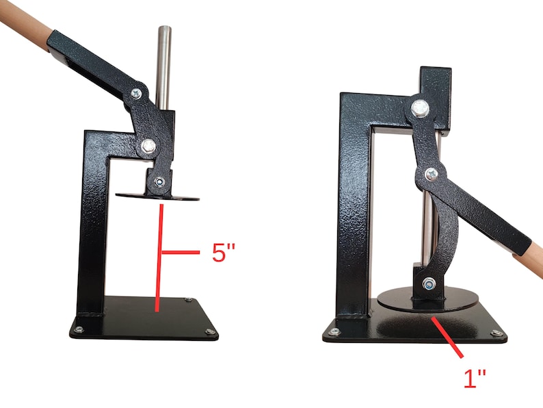 Op de afbeelding: Een zwarte metalen pers met een houten handvat. De pers heeft een basis van 2,5 cm breed en een hoogte van 12,7 cm. De pers is ontworpen voor het persen van items.