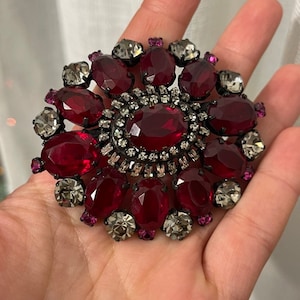 Spilla di strass rossi di enorme French Couture