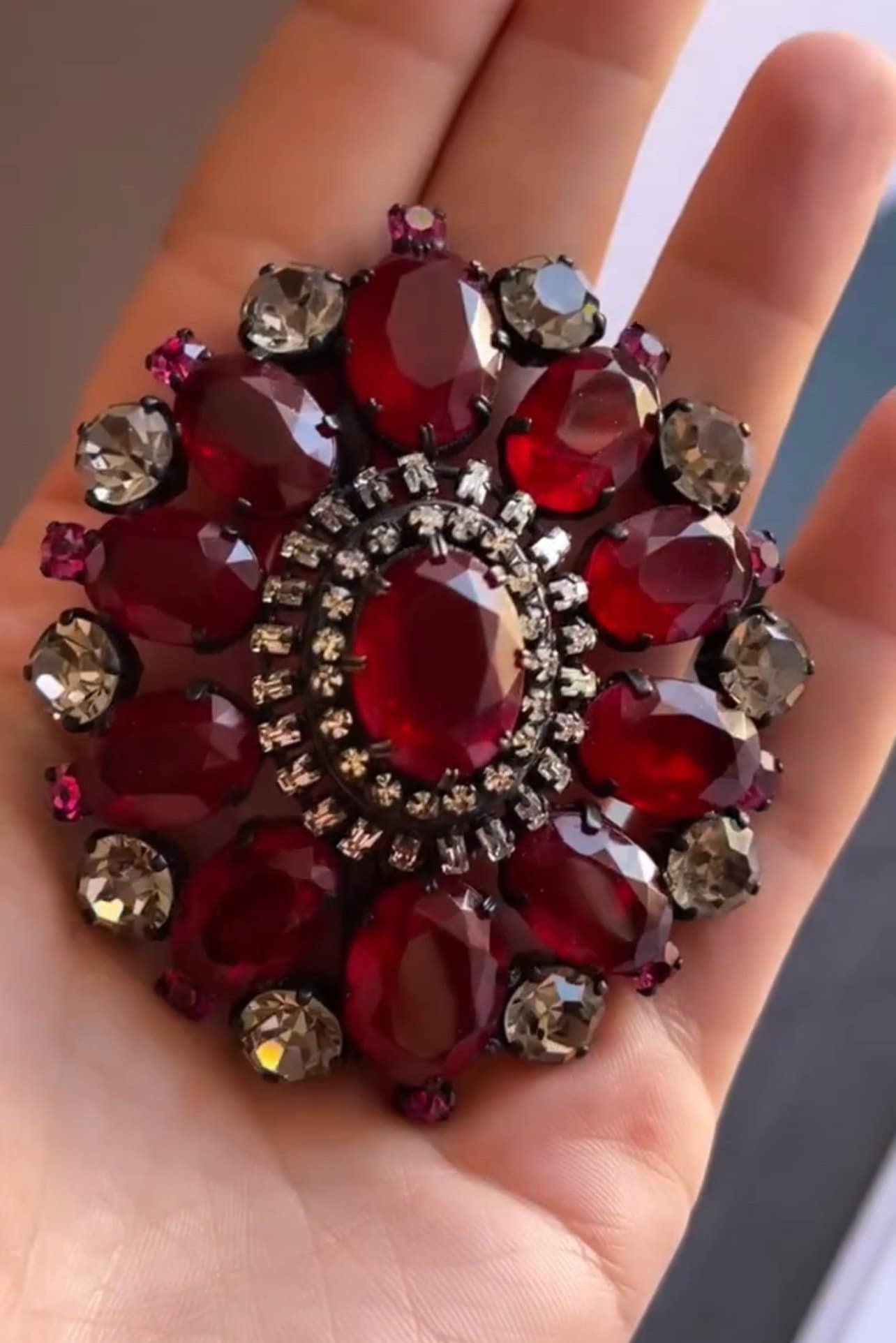 Spilla a forma di fiore vintage in argento con strass colorati misti G60. Idea regalo