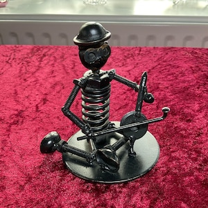 Muttern und Schrauben Musiker Mann Skulptur