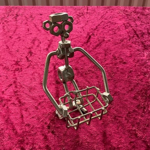 Schraubenmutter Mann mit Korbskulptur