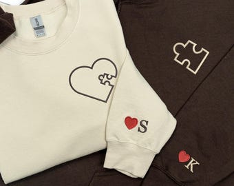 Individuell gesticktes Herz und Puzzleteil-Sweatshirt | Personalisierte Initiale mit Herz auf der Hülle | Paar Hoodies | Jubiläumsgeschenk
