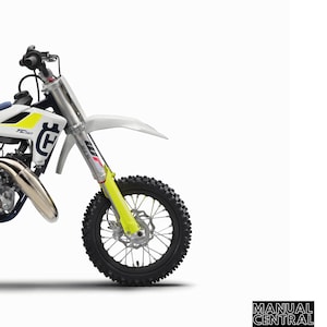 Puede incluir: Vista parcial de una motocicleta Husqvarna TC 50 Mini, con un neumático negro, horquilla delantera amarilla y guardabarros blanco. El texto "REPAIR MANUAL 2019" está en la parte superior. El logotipo de Husqvarna es visible.