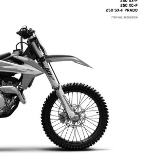 以下が含まれることがあります： 2020年製のKTM 250 SX-F、250 XC-F、250 SX-F PRADOの白黒画像。画像は、オートバイの前輪とフォークを示しています。画像には、「READY TO RACE」と「MANUAL CENTRAL」のテキストが表示されています。「ITEM NO. 3206381EN」のテキストも画像に表示されています。