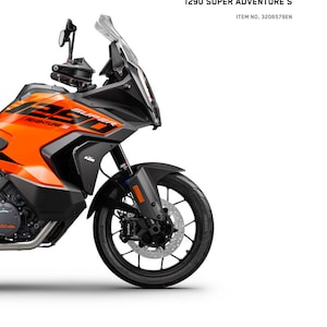 以下が含まれることがあります： 黒とオレンジのKTM 1290スーパーアドベンチャーSのオートバイ。オートバイは黒いウインドシールド、黒いハンドルバー、黒いシートを備えています。オートバイは白い背景の上にあります。「READY TO RACE」というテキストは画像の右上隅にあります。「1290 SUPER ADVENTURE S」というテキストは画像の中央にあります。「ITEM NO. 3206579EN」というテキストは「1290 SUPER ADVENTURE S」というテキストの下にあります。「REPAIR MANUAL 2024」というテキストは画像の上部にあります。「ebay/etsy: Manual Central」というテキストは画像の下部にあります。