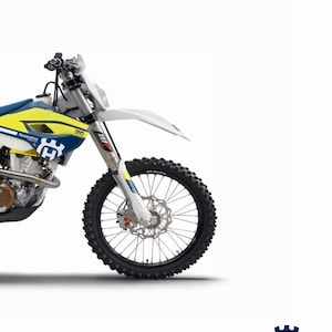 Könnte beinhalten: Ein weiß-blaues Husqvarna Motorrad mit einem schwarzen Vorderreifen. Das Motorrad hat einen gelb-schwarzen Sitz und einen schwarzen Auspuff. Der Text "REPAIR MANUAL 2016" befindet sich oben im Bild. Der Text "FE 350" und "FE 350 S" befindet sich unten im Bild. Der Text "Art. no. 3403027en" befindet sich unter den Modellnamen. Das Husqvarna Logo befindet sich unten rechts im Bild.