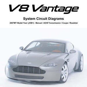 Op de afbeelding: Een zilveren Aston Martin V8 Vantage sportwagen met een zwarte grille en zwarte wielen. De auto staat op een witte achtergrond. De tekst "ASTON MARTIN" en "V8 Vantage" wordt boven de auto weergegeven. De tekst "System Circuit Diagrams" wordt onder de auto weergegeven. De tekst "2007MY Model Year (JOB1) - Manual / ASM Transmission / Coupe / Roadster" wordt onder de tekst "System Circuit Diagrams" weergegeven.