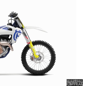 以下が含まれることがあります： 白いフロントフェンダーが付いた、黄色と青の2020年製Husqvarna FC 250のオフロードバイク。バイクは正面から見ており、フロントホイールとサスペンションが確認できます。画像には「REPAIR MANUAL 2020」と「FC 250」のテキストが含まれています。