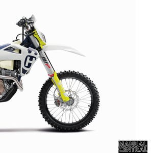 以下が含まれることがあります： 白と黄色の2020年製ハスクバーナFE 250のオートバイ修理マニュアル。フロントホイールとフロントサスペンションが見えます。このマニュアルはeBayとEtsyで購入できます。