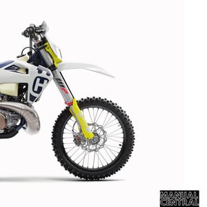 以下が含まれることがあります： 白と黄色のハスクバーナオートバイ。黒い前輪と白黒の「マニュアルセントラル」ロゴ。画像の上部に「REPAIR MANUAL 2020」のテキスト。画像の下部に「TE 250i、TE 300i、TE 300i JARVIS EDITION」のテキスト。モデル名の下に「Item no. 3403104en」のテキスト。