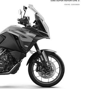 以下が含まれることがあります： 2020年製のKTM 1290スーパーアドベンチャーSの黒とグレーのオートバイ。オートバイは、黒いウインドシールド、黒いハンドルバー、黒いシートを備えています。オートバイは白い背景の上にあります。画像の右上にオレンジ色と黒色の「READY TO RACE」というテキストがあります。画像の左上に黒色の「REPAIR MANUAL 2020」というテキストがあります。画像の中央上部に黒色の「1290 SUPER ADVENTURE S」というテキストがあります。画像の中央下部に黒色の「ITEM NO. 3206396EN」というテキストがあります。画像の左下に黒色の「ebay/etsy: Manual Central」というテキストがあります。画像の左下に黒色の「MANUAL CENTRAL」というテキストがあります。画像の右下にオレンジ色の「KTM」というテキストがあります。