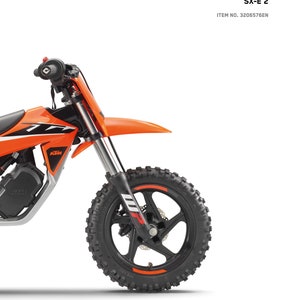 Könnte beinhalten: Ein schwarzes und oranges KTM SX-E 2 Elektro-Dirt-Bike mit einem schwarzen Rad und einer orangefarbenen Felge. Das Bike ist bereit zum Rennen. Das Bild enthält den Text "READY TO RACE" und "SX-E 2".