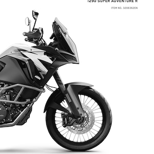 以下が含まれることがあります： 黒と白の KTM 1290 スーパーアドベンチャー R モーターサイクルで、黒とオレンジの KTM ロゴが付いています。モーターサイクルは白い背景の上にあります。画像の上部には「REPAIR MANUAL 2019」というテキストがあります。画像の中央には「1290 SUPER ADVENTURE R」というテキストがあります。モーターサイクル名の下には「ITEM NO. 3206362EN」というテキストがあります。画像の右上隅には「READY TO RACE」というテキストがあります。