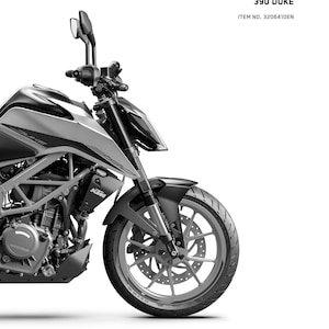 以下が含まれることがあります： オレンジ色の「READY TO RACE」と「390 DUKE」の文字が書かれた、黒と銀の2020年製KTM 390 Dukeのオートバイ。オートバイは正面から見ており、前輪とヘッドライトが見える。また、「ITEM NO. 3206410EN」という文字も見える。