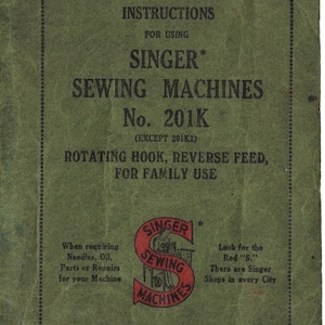 以下が含まれることがあります： シンガーミシンモデル201Kの緑色の説明書。冊子には、赤いシンガーロゴと「Singer Sewing Machines」というテキスト、および「Form K4736A (252)」と「This Book should be carefully preserved for reference」というテキストが表紙に印刷されています。