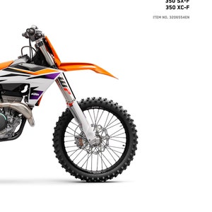 Pode incluir: Um manual de reparação para uma moto de cross KTM 350 SX-F e 350 XC-F 2024. O manual é laranja e preto com o logotipo da KTM e as palavras "Ready to Race".