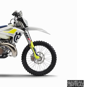 Può includere: Una moto Husqvarna bianca e gialla con il testo "REPAIR MANUAL 2019" e "TE 250i TE 300i Art. no. 3403080en" sulla pagina. La moto ha una ruota anteriore nera e una forcella anteriore gialla.