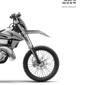以下が含まれることがあります： 2021年製のKTM 150 EXC TPIと150 XC-W TPIのバイクの白黒画像。バイクは正面から撮影されており、前輪とサスペンションが確認できます。画像には「READY TO RACE」と「ITEM NO. 3206431EN」のテキストが含まれています。