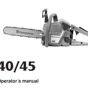 Könnte beinhalten: Eine graue Husqvarna 40/45 Kettensäge mit einer silbernen Kette. Die Kettensäge hat einen schwarzen Griff und einen schwarzen und silbernen Körper. Der Text "Husqvarna 45" ist auf der Seite der Kettensäge aufgedruckt. Der Text "40/45 Bedienungsanleitung" ist unter dem Bild aufgedruckt.