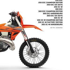 Op de afbeelding: Een oranje en witte KTM crossmotor met zwarte banden en een zilveren uitlaatpijp. De afbeelding bevat tekst met verschillende modellen zoals 250 EXC, 300 EXC en XC-W edities. De tekst "READY TO RACE" is ook zichtbaar.