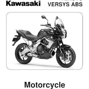 Op de afbeelding: Zwart en zilver Kawasaki Versys motorfiets servicehandleiding. De cover toont een gedetailleerde afbeelding van de motorfiets, met het Kawasaki-logo en modelnamen. De titel "Motorfiets Servicehandleiding" is prominent aanwezig.
