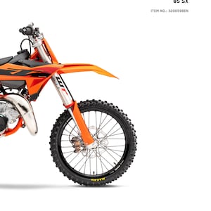 以下が含まれることがあります： 黒いタイヤと銀色の排気管を備えた、オレンジと黒のKTM 85 SXバイク。バイクには「READY TO RACE」と「REPAIR MANUAL 2025」の文字が書かれています。アイテム番号は3206598ENです。