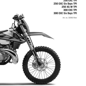 以下が含まれることがあります： 「REPAIR MANUAL 2018」と「READY TO RACE」というテキストが上部に書かれた、KTM モーターサイクルの白黒画像。このモーターサイクルは、250 EXC TPI、250 EXC Six Days TPI、250 XC-W TPI、300 EXC TPI、または 300 EXC Six Days TPI です。「Art. no. 3206318en」というテキストが画像の下部に表示されています。