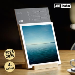 Edler Tischkalender 2025 / 2026 - Horizonte - David Franck. 12 stimmungsvolle Motive u.A. vom Chiemsee. Holzständer Ahorn.