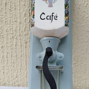 Vintage 50&#39;s Dutch coffee grinder delft blue wall mounted wood metal opaline glass douwe egberts bean mill
