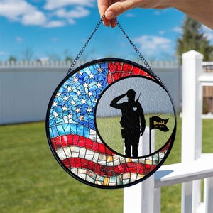 Aangepaste soldaat Memorial Suncatcher, sympathie gebrandschilderd glas Suncatcher, veteraan leger raam hangend ornament, militair herdenkingscadeau