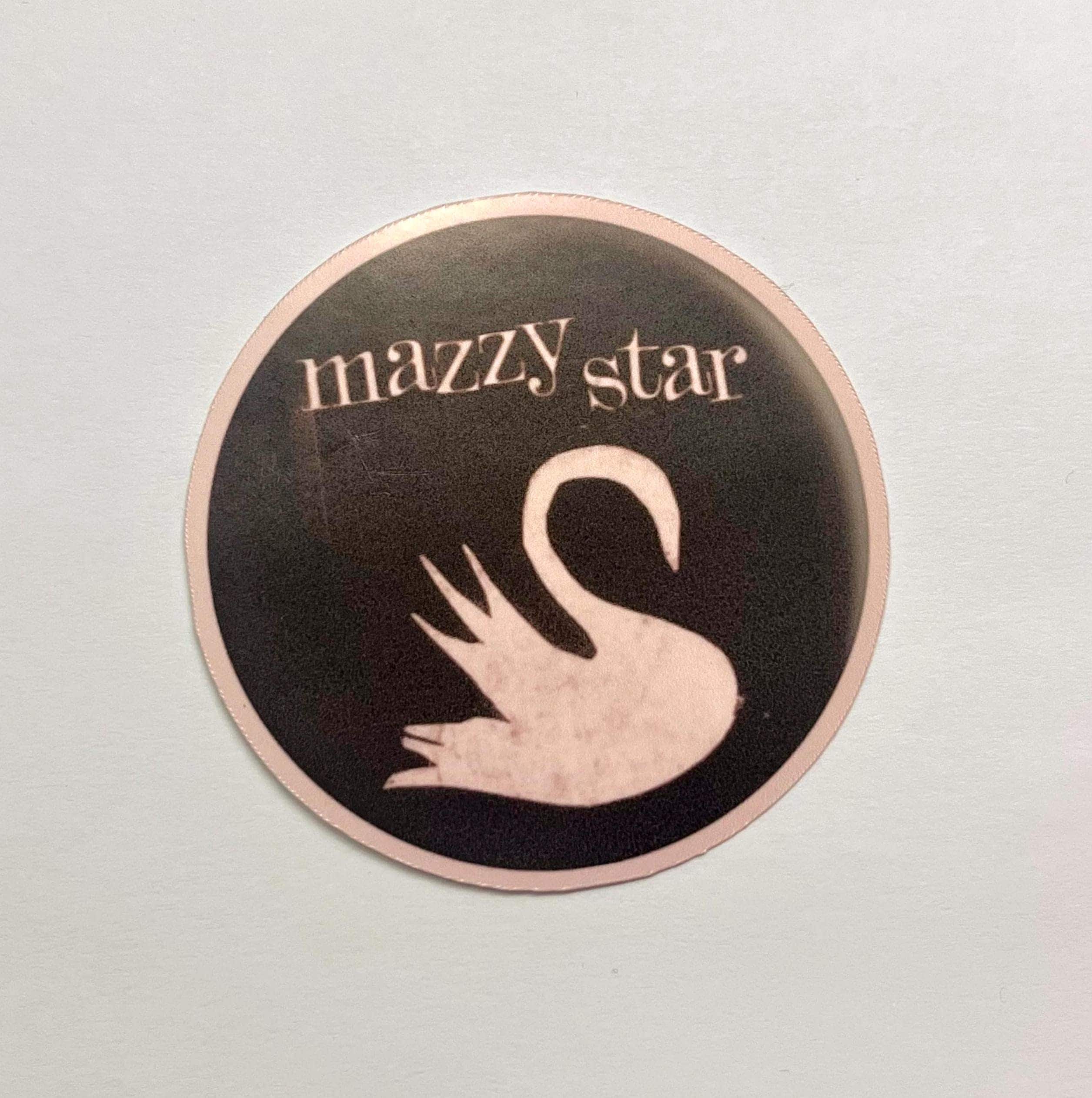 Pegatina troquelada circular de cisne negro y rosa de Mazzy Star, con purpurina o brillo, resistente al agua