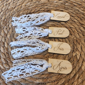 Marque place gravure prénom en bois et dentelle Mariage