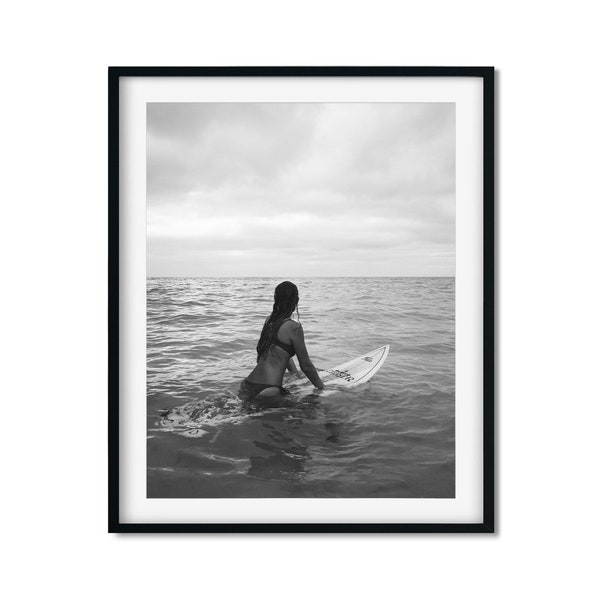 Impression fille surfeuse, femme surfant des oeuvres d'art, impression d'art photo Beach Vibes, noir et blanc, photo de plage, impression d'art mural féministe PostersAndMurs