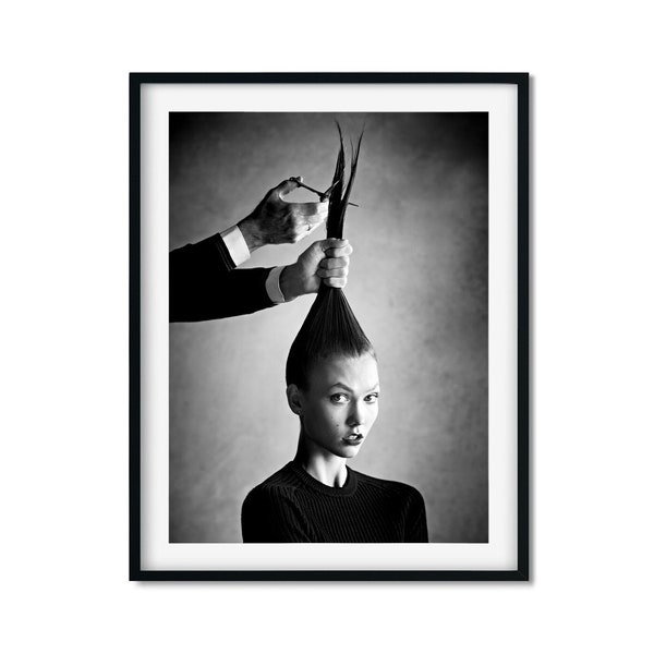 The Haircut Ikonenhafter Porträtdruck, Schwarzweißplakat, Frau, die einen Frisur-Mode-Fotodruck, Vintage feministische HD-Druck-Kunst erhält