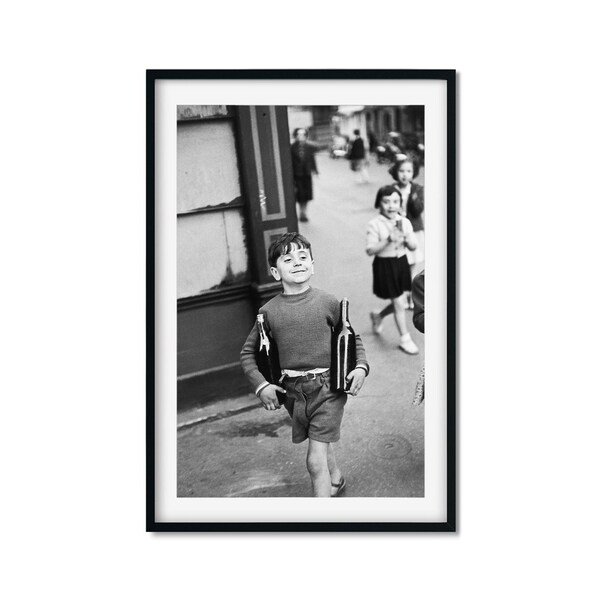 Impression de jeune garçon portant des bouteilles de vin, affiche de la rue Mouffetard, noir et blanc, photographie vintage, Paris 1954, affiche d'art mural, art vintage