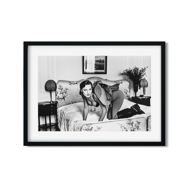 Femme avec selle photo par Helmut Newton, photo nue noir et blanc, impression vintage, impression photographique, femme sexy posant un art photo féministe