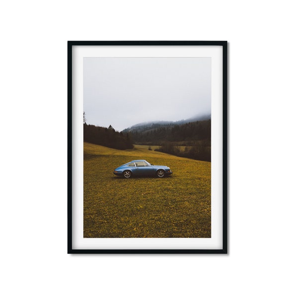 Porsche 911 parcheggiata in un campo, poster Porsche classico, fotografia d'arte, decorazione murale, stampe fotografiche, stampa fotografica di qualità museale