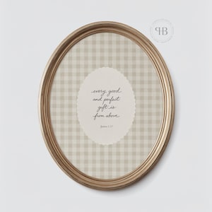 Può includere: Una stampa ovale con cornice dorata con sfondo a quadretti beige. La stampa presenta un ovale color crema con il testo "every good and perfect gift is from above" in scrittura nera. Il testo è tratto da Giacomo 1:17.