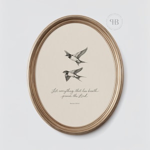 Op de afbeelding: Een ovaalvormige ingelijste prent met twee gedetailleerde illustraties van vogels in vlucht. Het kunstwerk staat tegen een crèmekleurige achtergrond met het opschrift "Let everything that has breath praise the Lord" en Psalm 150:6.